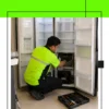 Teknisi Service Kulkas Sedang Memperbaiki Pendinginan Pada Kulkas Side by Side Di Bogor