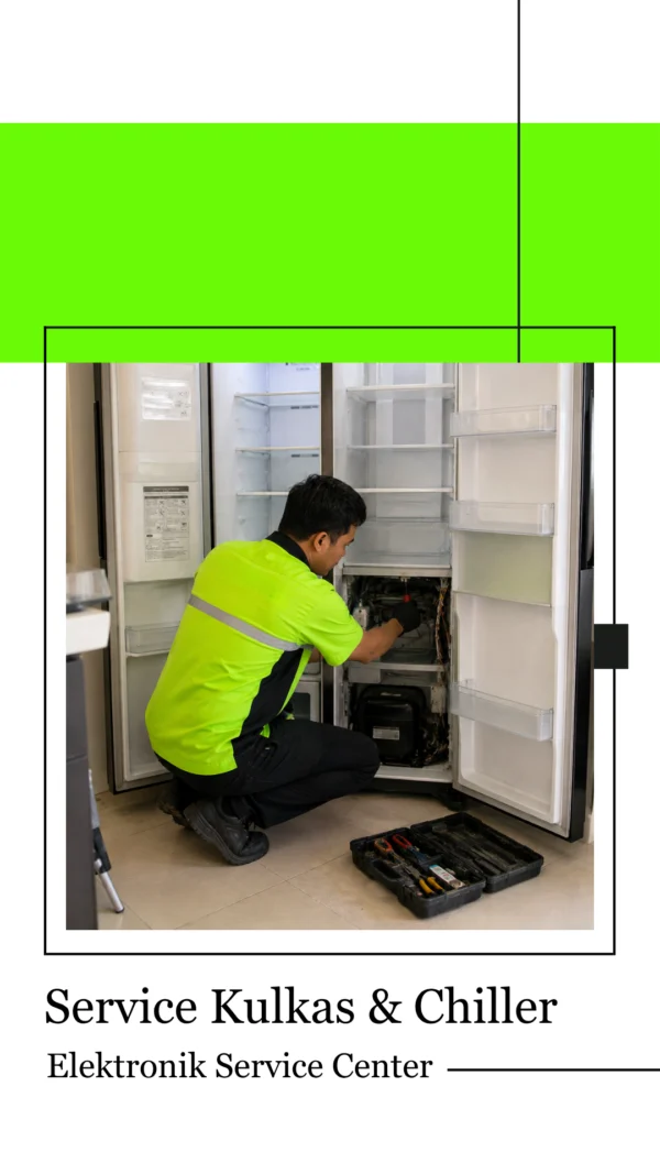 Teknisi Service Kulkas Sedang Memperbaiki Pendinginan Pada Kulkas Side by Side Di Bogor