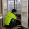 Teknisi Service Kulkas Sedang Memperbaiki Pendinginan Pada Kulkas Side by Side Di Jakarta