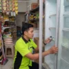Tukang Service Chiller sedang memeriksa konsisi pendinginan di toko