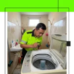 Teknisi Mesin Cuci Sedang Memeriksa Mesin Cuci Satu Tabung