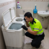 Tukang Service Mesin Cuci Sedang Melihat Kondisi Bagian Dalam Mesin Cuci Dua Tabung