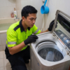 Tukang Service Mesin Cuci Sedang Mengecek Kondisi Mesin Cuci Satu Tabung